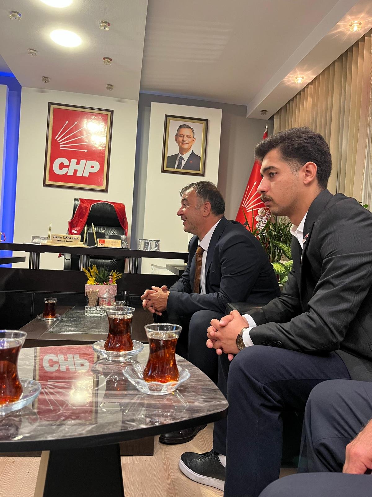 Demokrasi Vurgusu: Teoman Özcan’dan CHP Manisa Ziyareti