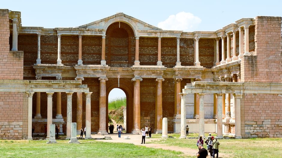 Salihli’de Mezuniyet Provaları Başladı: 1800 Öğrenci Salihli Anadolu Lisesi’nde Sahneye Çıktı
