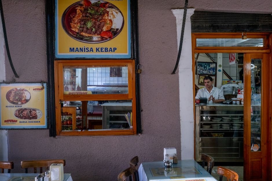 Manisa’da Kavurucu Sıcaklar Elektrik Kesintileriyle Çakıştı: TEDAŞ Önünde Vatandaş Tepkisi