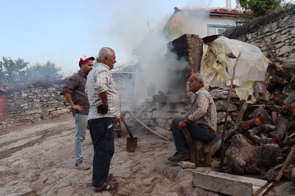 Akhisar Zeytinliklerinde Hasat Öncesi Belirsizlik: Üretici Yeni Sezonu Bekliyor
