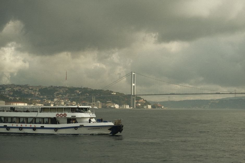 Akhisarspor Stadı’nda 18 Temmuz Kutlaması: Yeni Transferler Tribünleri Hareketlendirdi