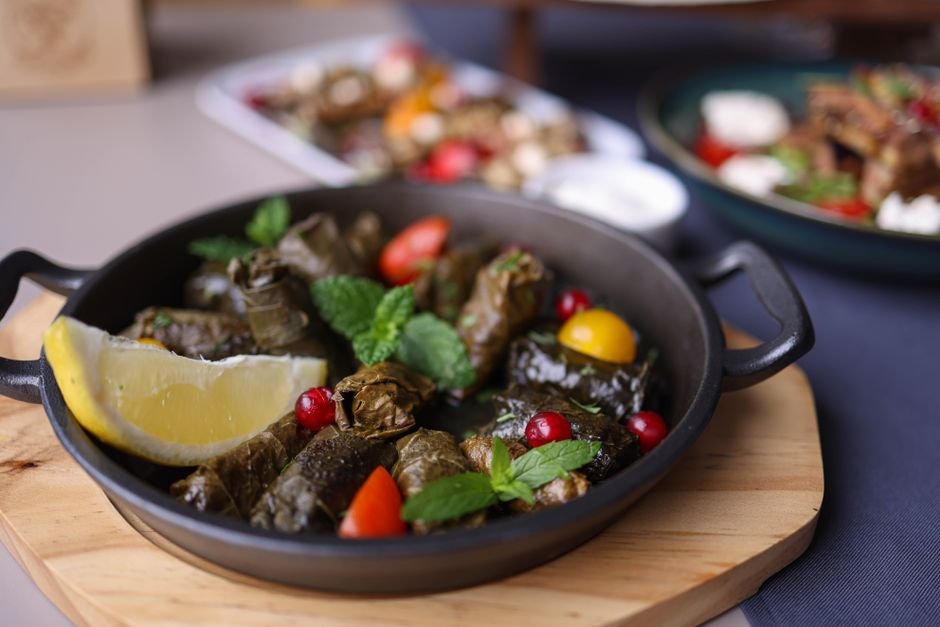 Dolma Satıcısından Stadın Göbeğine: Akhisar’ın Renkli Gecesi