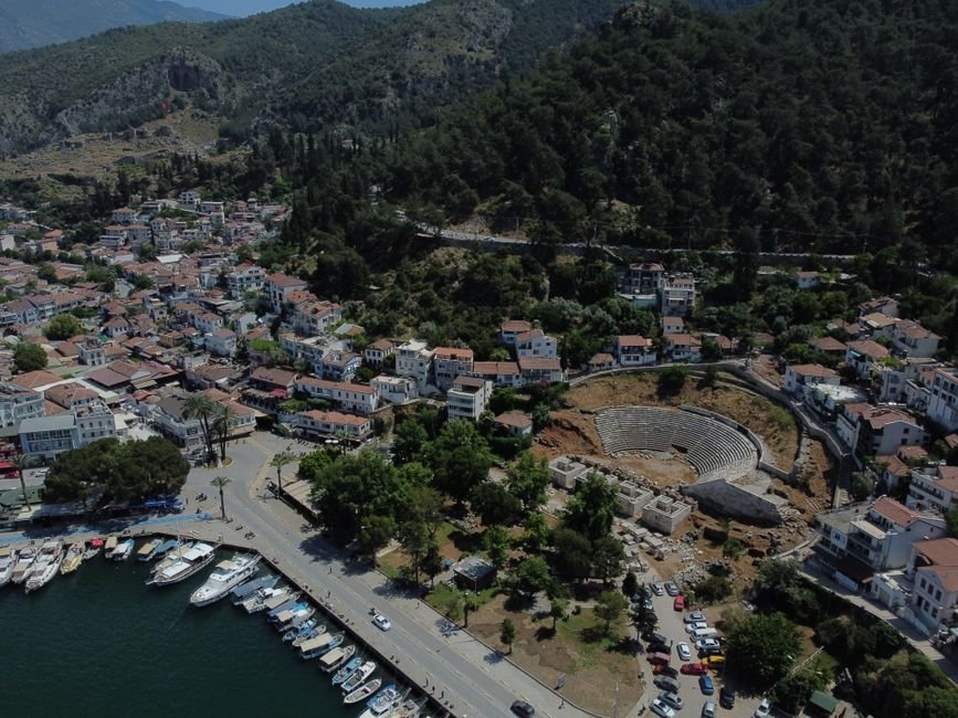 Fethiye’de Elektrik Kesintileri Turizmi ve Esnafı Zora Soktu: Sıcak Yaz Gününde Çözüm Beklentisi Artıyor