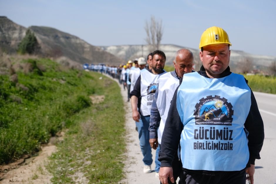 Soma’da Madenciler Haftası Yürüyüşü: Binler Belediye Meydanı’nda Taleplerini Haykırdı