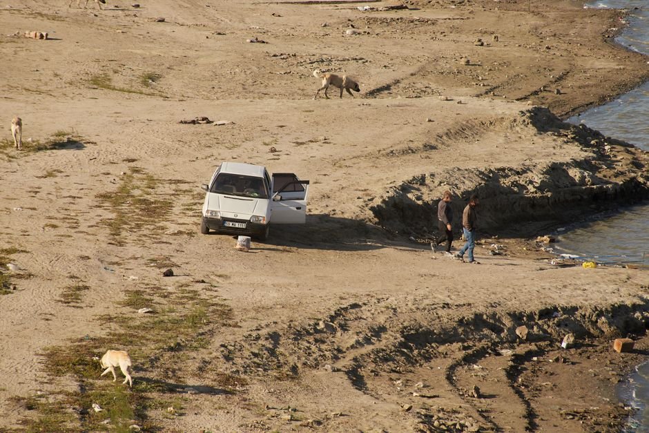 Gediz Nehri Kenarında Kavurucu Sıcaklar Piknikçileri Zorluyor