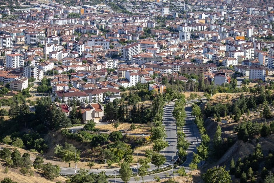 Manisa Şehir Merkezinde Ağustos Sıcağı: Gölge ve Su Dağıtımına Yoğun Talep