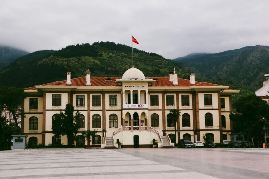 Manisa’da Giriş Sınavı Sonuçları Açıklandı: Sevinç, Endişe ve Yeni Başlangıçlar