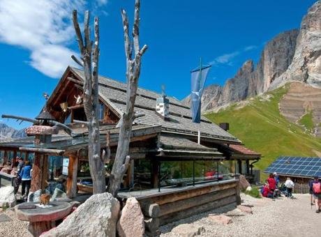 Sosyal Medyanın Tatlı Çılgınlığı: Dolomitler’de Gün Doğmadan Krapfen Kuyruğu